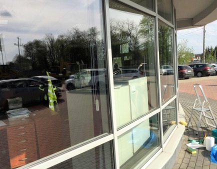 Mycie okien w Komatsu-Poland