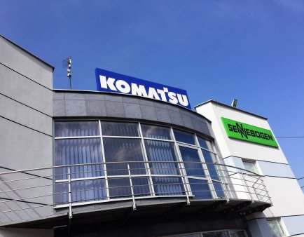 Mycie okien w Komatsu-Poland