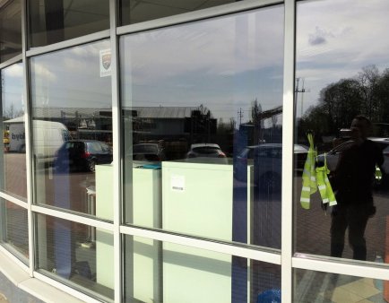 Mycie okien w Komatsu-Poland