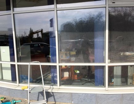 Mycie okien w Komatsu-Poland