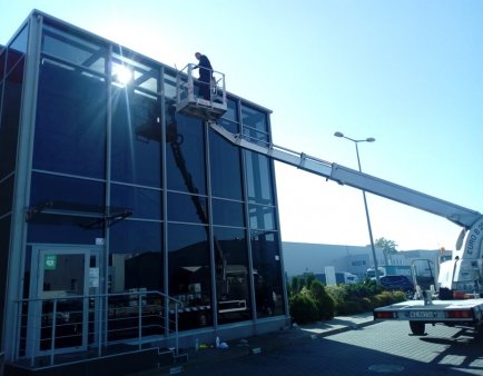 mycie przeszkleń z podnośnika