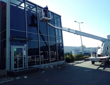 pracownik CityClean24 na podnośniku