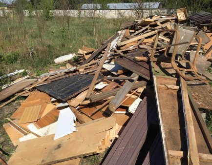 Stos drewna do wywiezienia