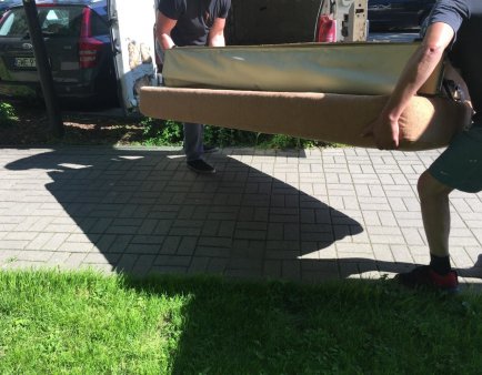 Wnoszenie wersalki do samochodu