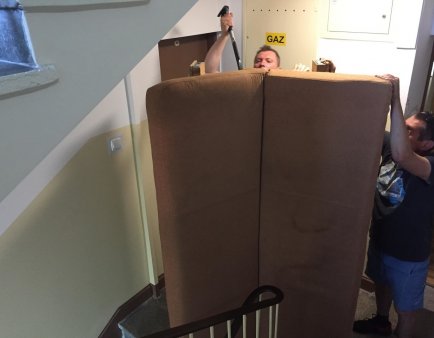 Wynoszenie wersalki po schodach