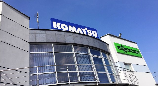 Mycie okien w Komatsu Poland