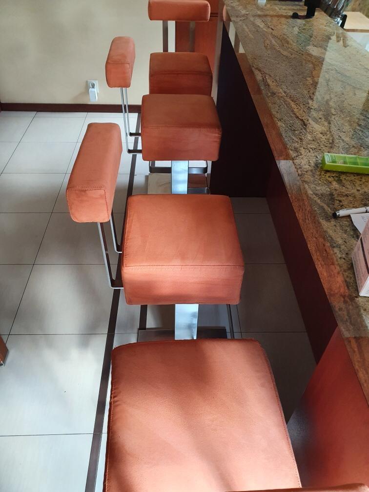 wyczyszczone hokery tapicerowane