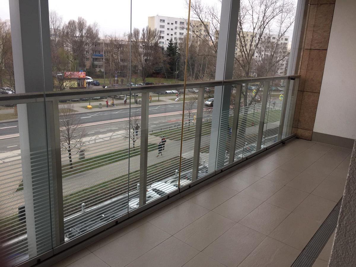 czyste okna na balkonie zabrudzonym przez odchody gołębii