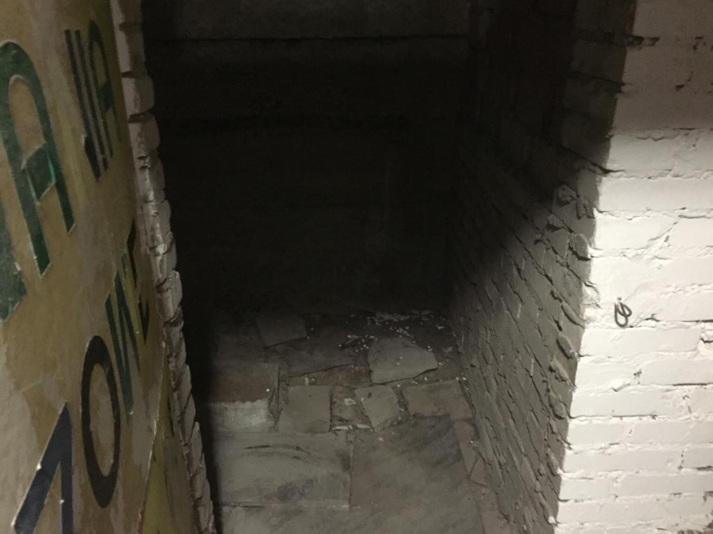 piwnica gdzie znajdują się rzeczy przeznaczone do utylizacji