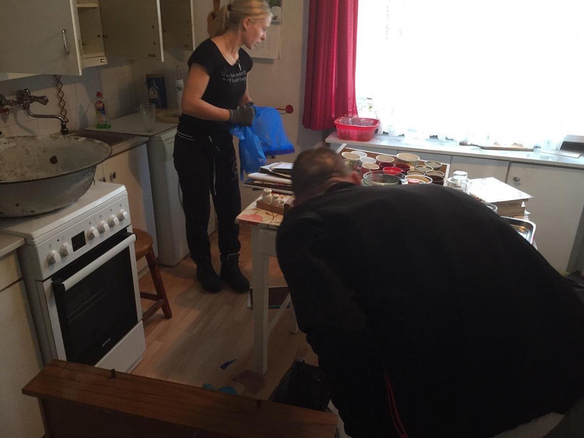 dwoje pracowników CityClean24 opróżnia kuchnię w mieszkaniu na Woli