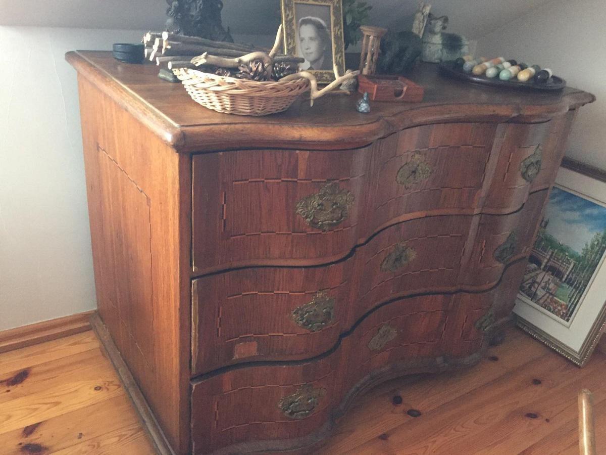 antyczna komoda przed sprzątaniem