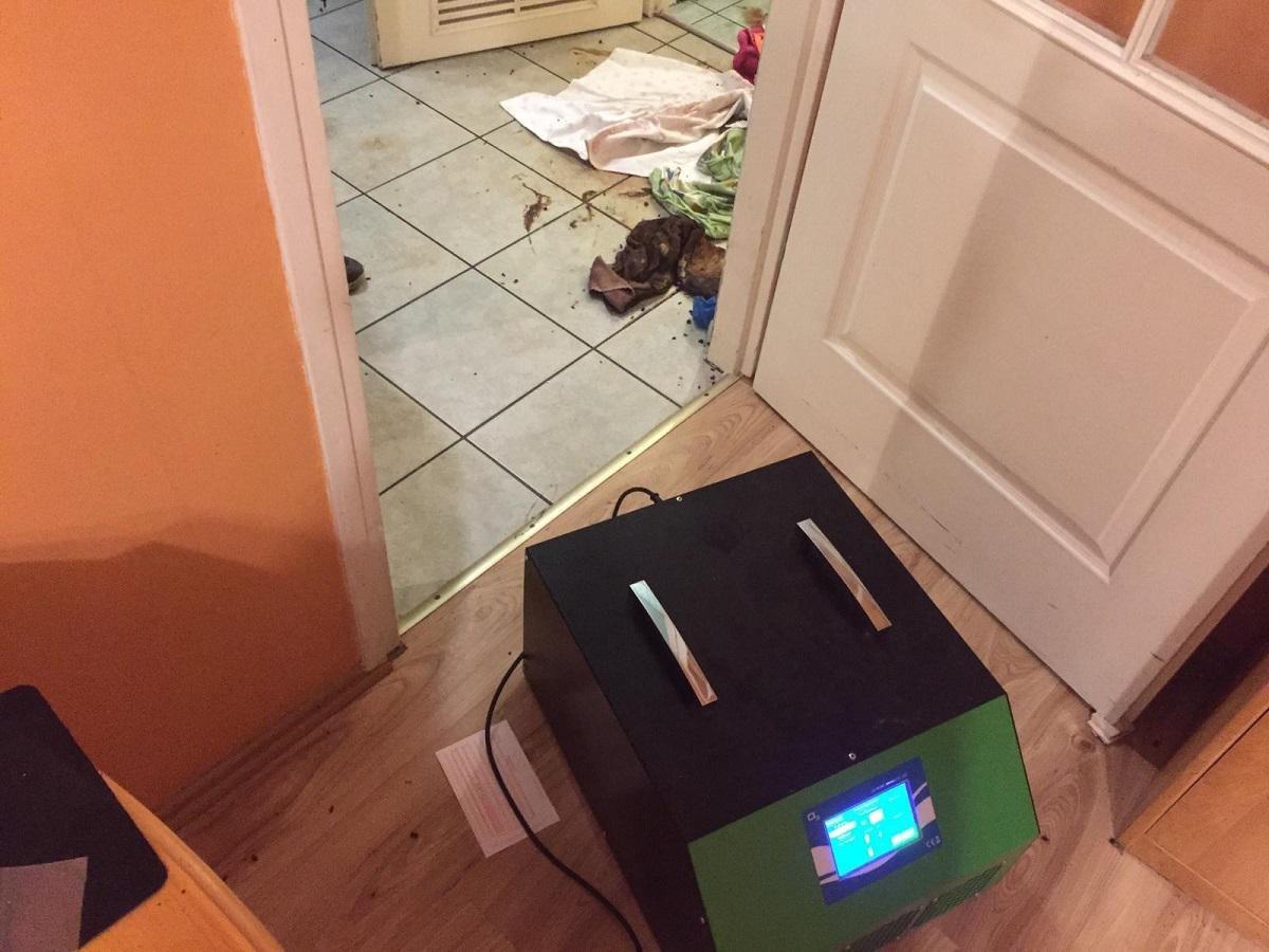 jonizator leży na podłodze sprzątanego mieszkania
