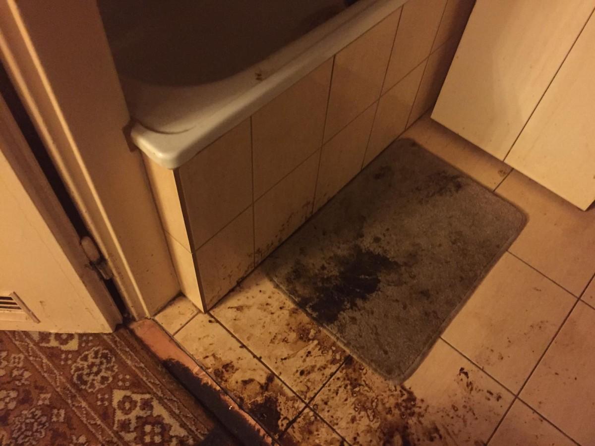 zabrudzona łazienka w domu zmarłego
