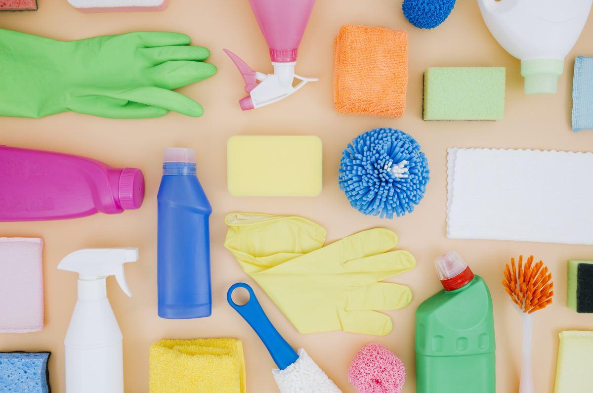 środki i narzędzia do sprzątania leżące na stole