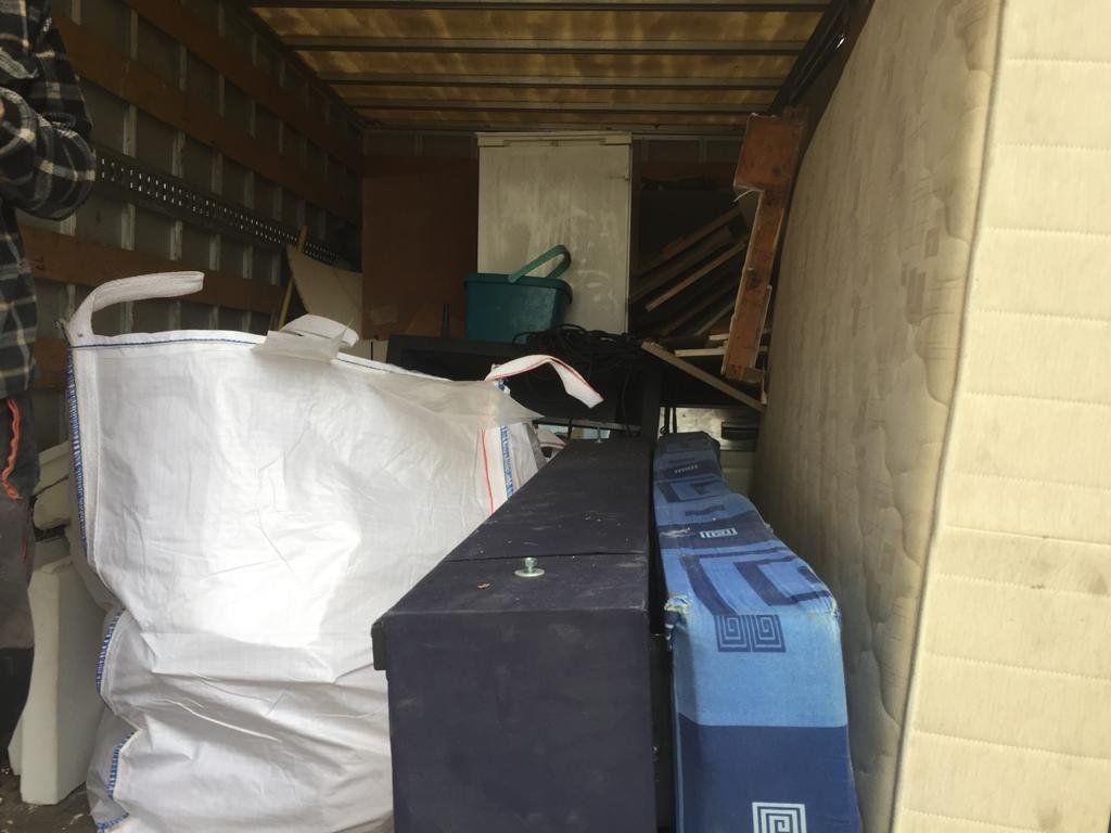 stare meble i gruz w aucie