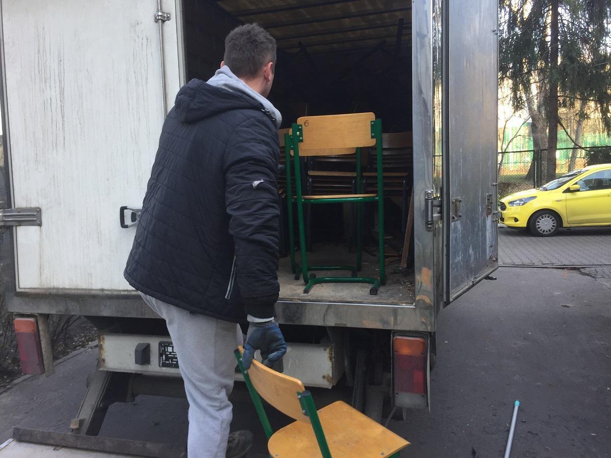 zamykanie drzwi auta dostawczego pełnego krzeseł