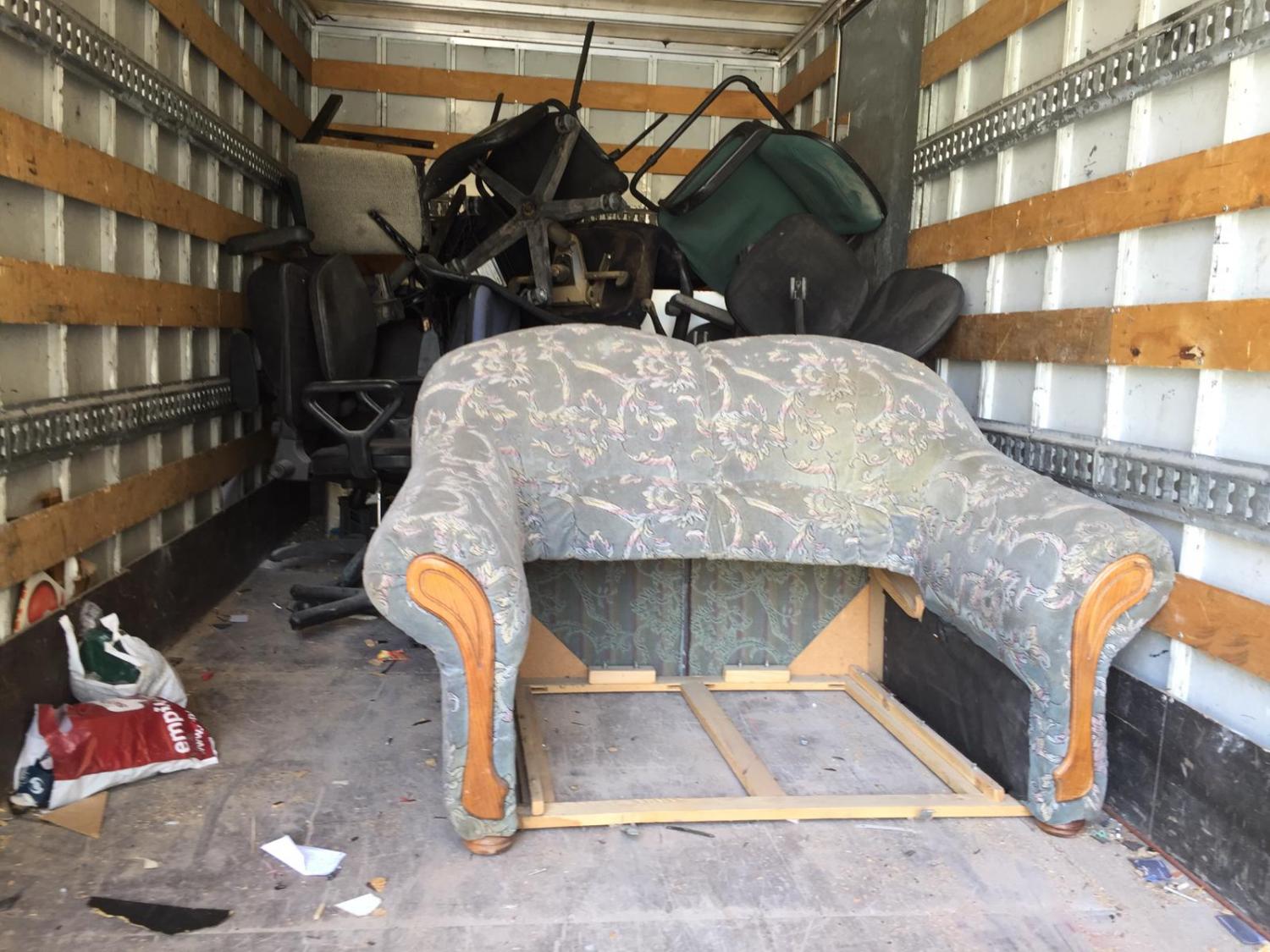 stara kanapa załadowana na auto dostawcze