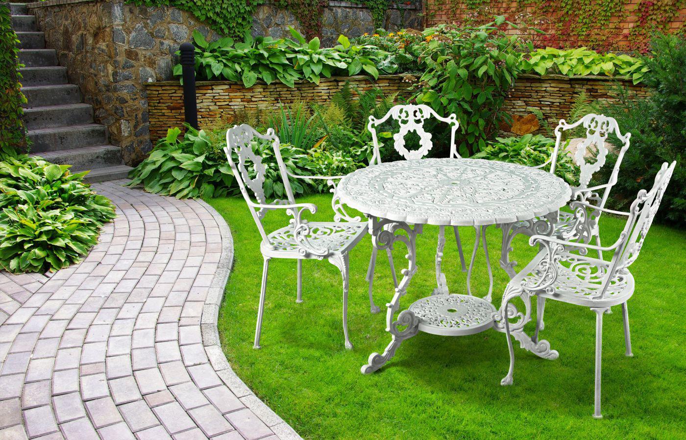 białe, żeliwne meble ogrodowe